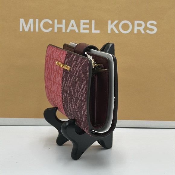 MICHAEL KORS Jet Set Medium Two-Tone
Logo Wallet
Wallet OXBLOOD MULTI COLOR - Picture 11 of 13